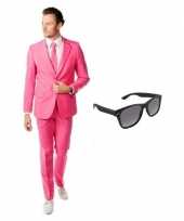 Vergelijk carnavalskostuum roze heren pak 54 2xl met gratis zonnebril prijs